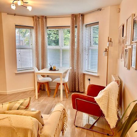 Modern 2 Bed Apartment With Free Parking And Netflix Dawley 外观 照片
