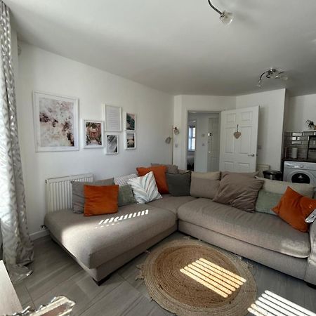 Modern 2 Bed Apartment With Free Parking And Netflix Dawley 外观 照片