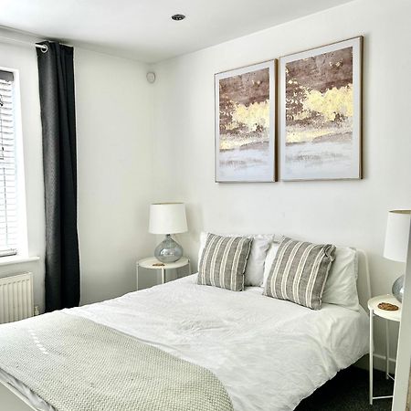 Modern 2 Bed Apartment With Free Parking And Netflix Dawley 外观 照片