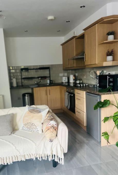 Modern 2 Bed Apartment With Free Parking And Netflix Dawley 外观 照片