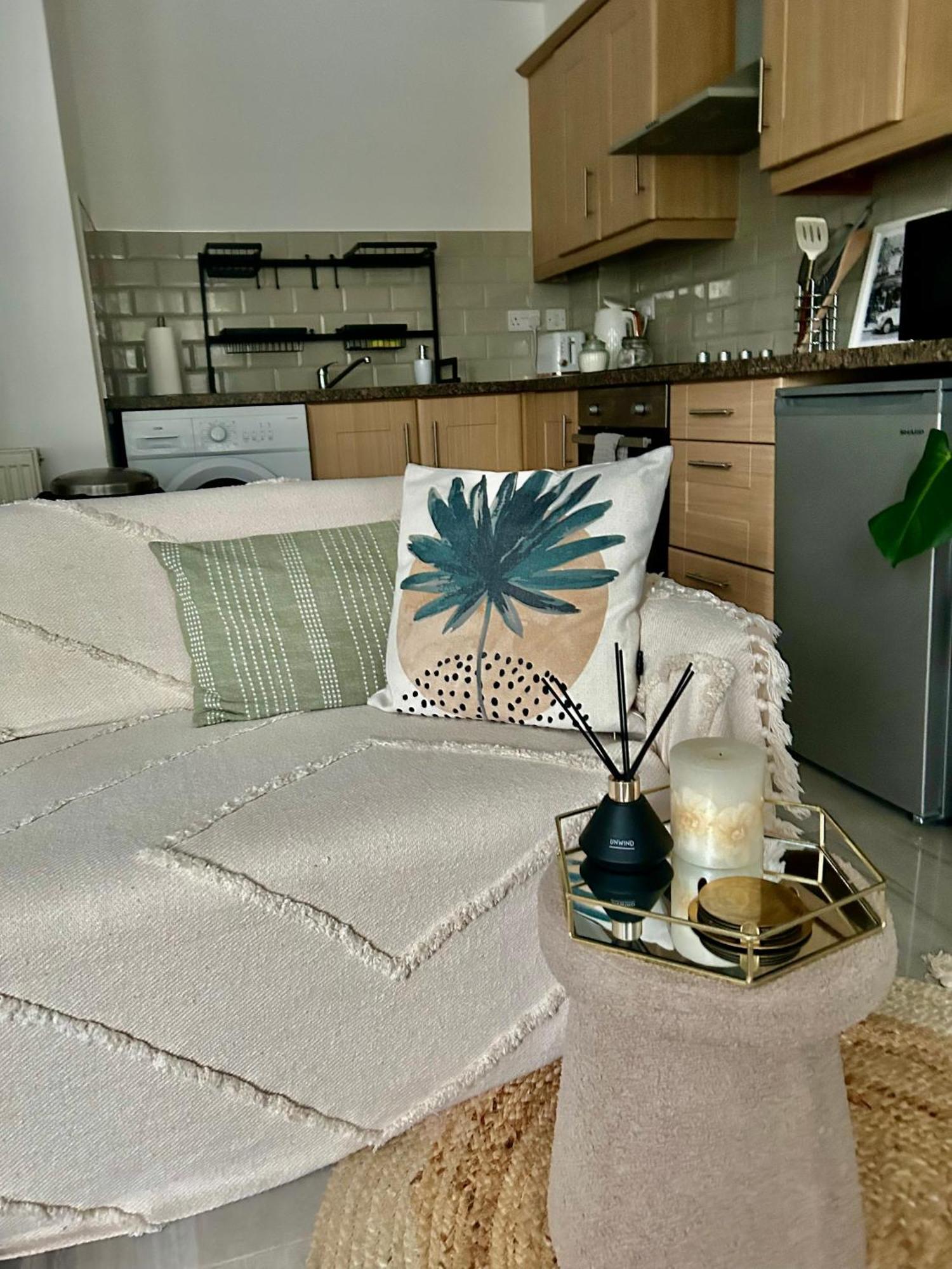 Modern 2 Bed Apartment With Free Parking And Netflix Dawley 外观 照片