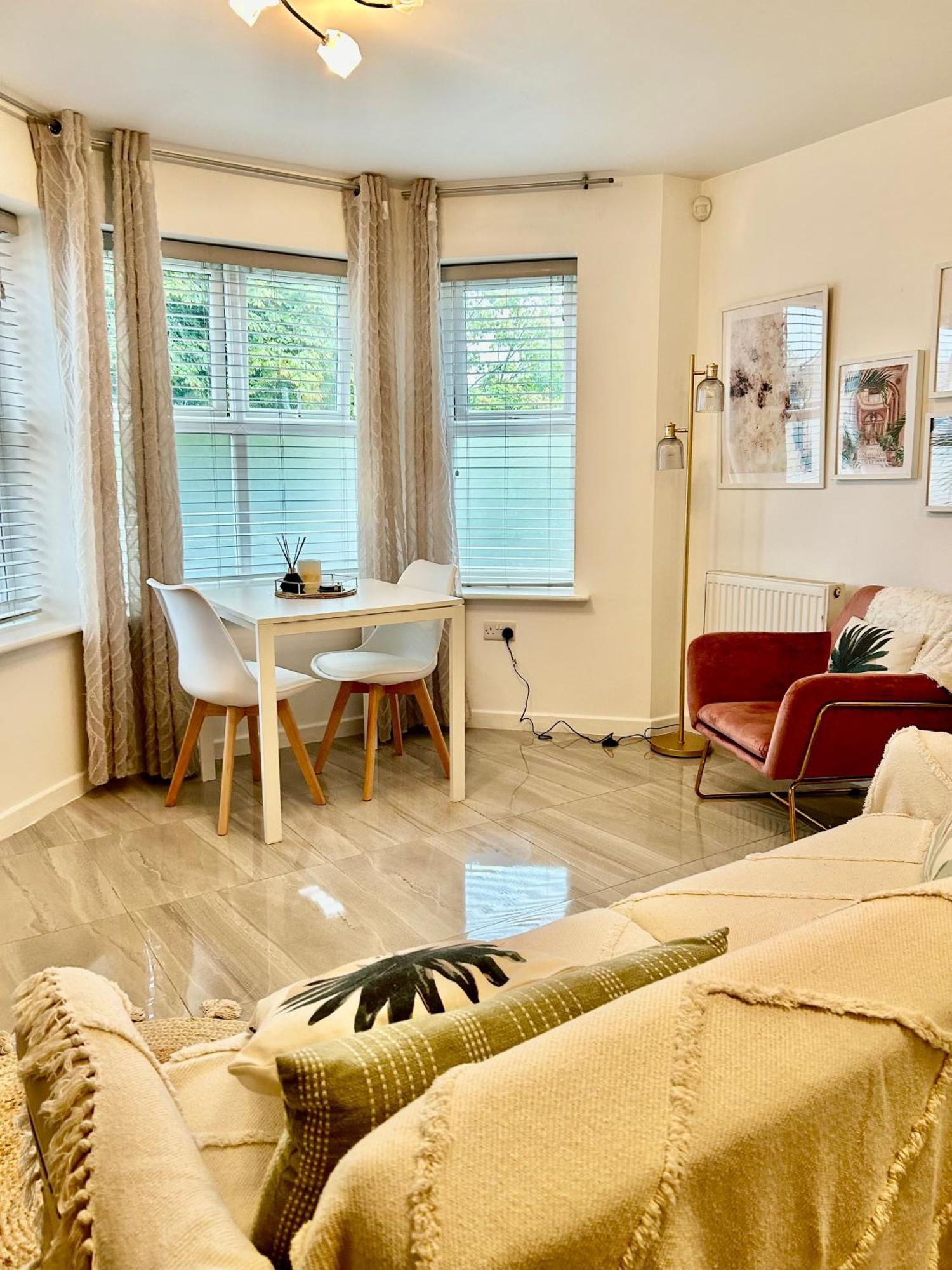 Modern 2 Bed Apartment With Free Parking And Netflix Dawley 外观 照片