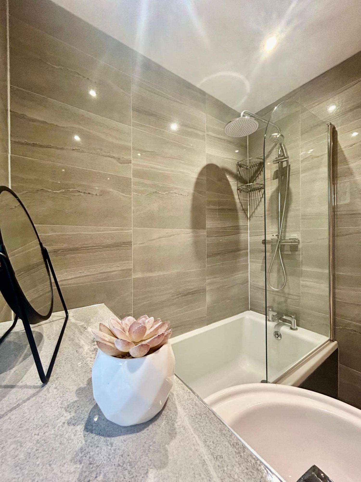 Modern 2 Bed Apartment With Free Parking And Netflix Dawley 外观 照片