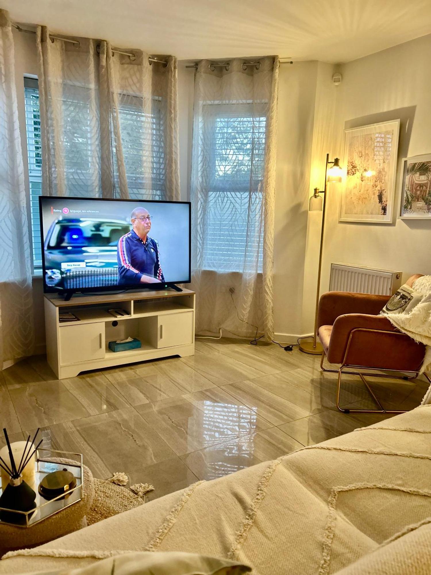 Modern 2 Bed Apartment With Free Parking And Netflix Dawley 外观 照片