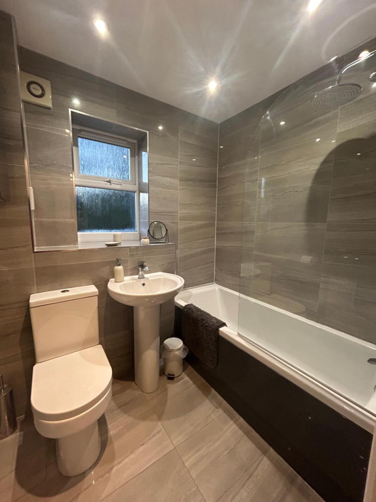 Modern 2 Bed Apartment With Free Parking And Netflix Dawley 外观 照片