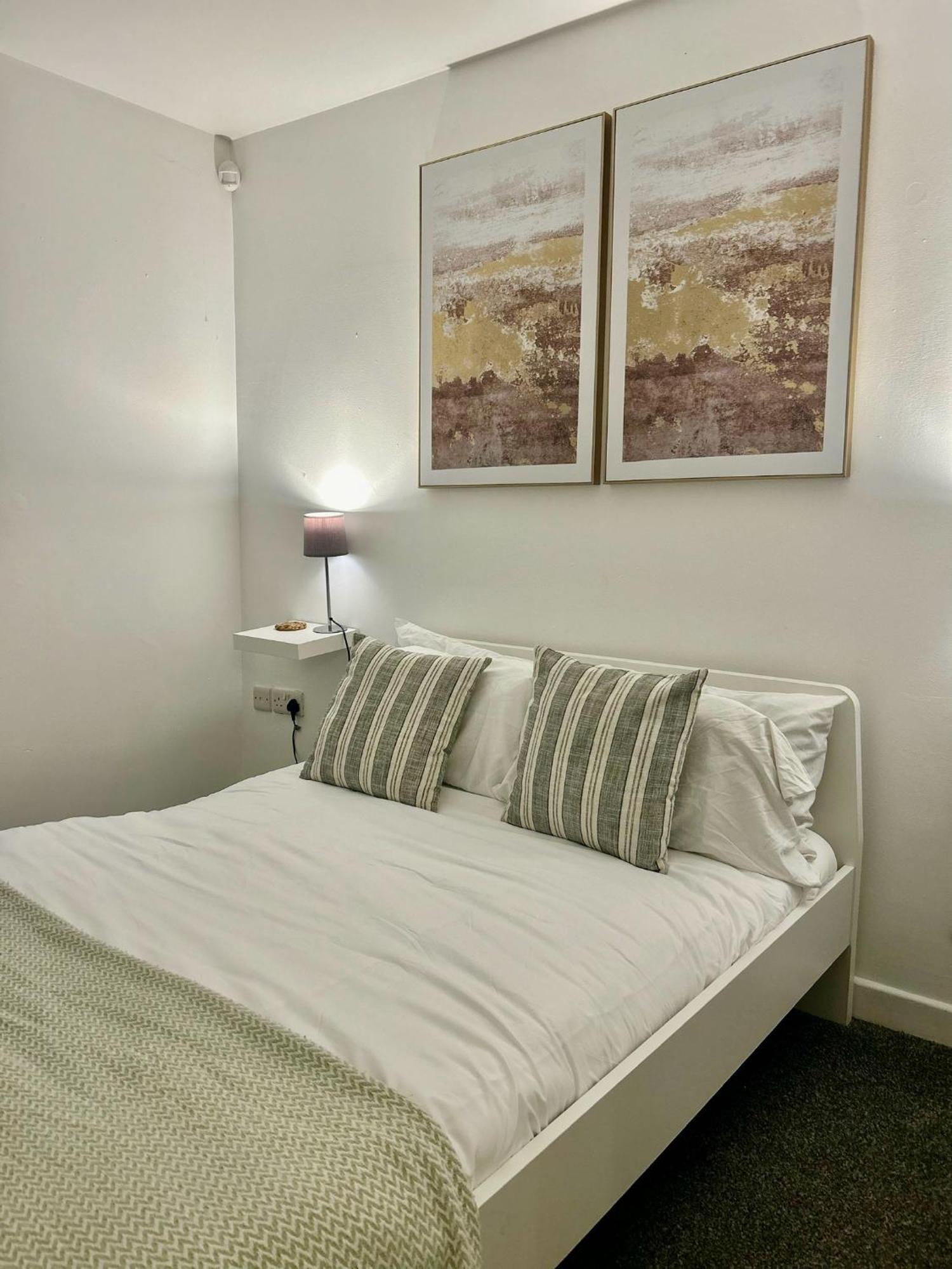 Modern 2 Bed Apartment With Free Parking And Netflix Dawley 外观 照片