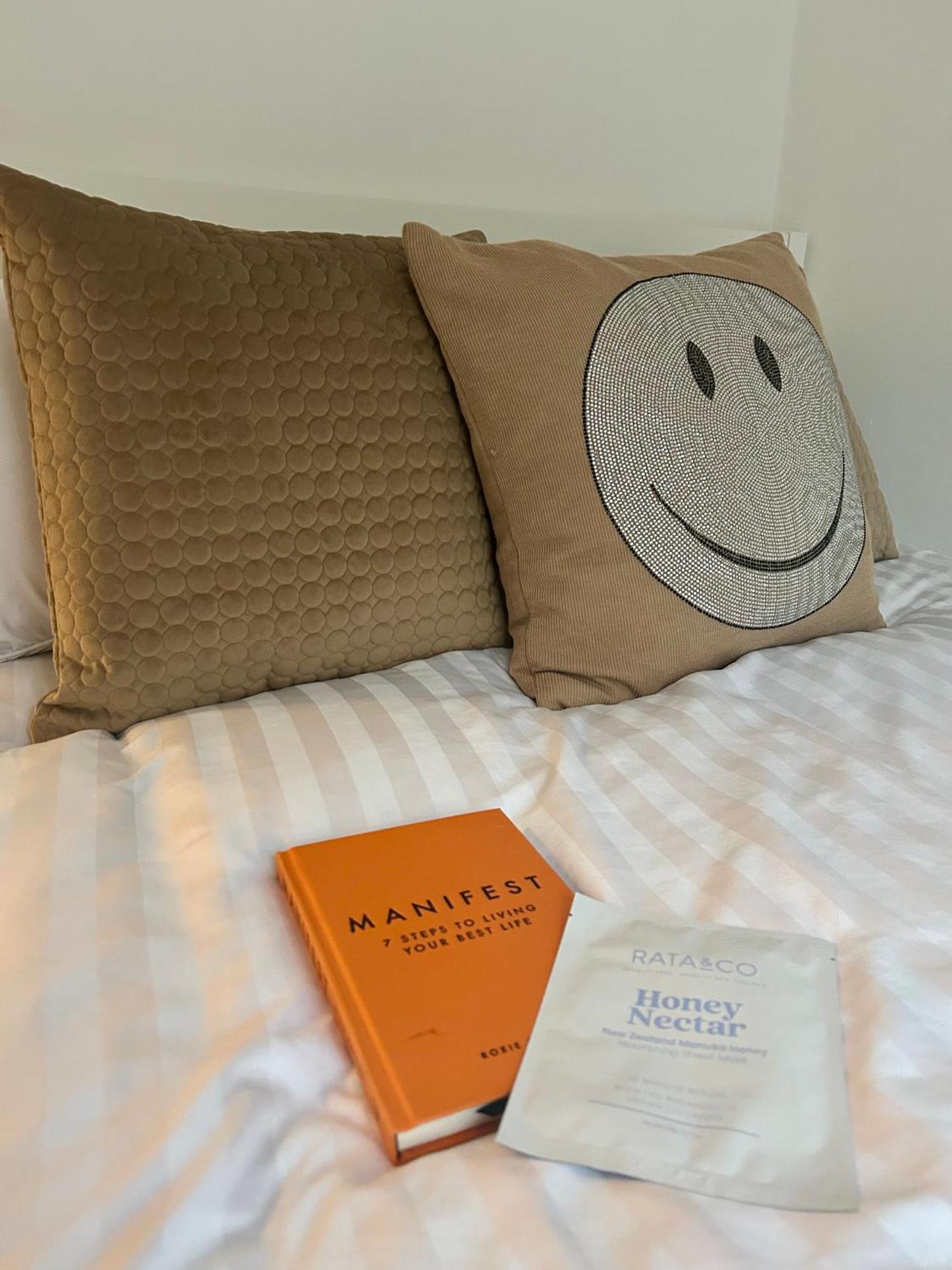 Modern 2 Bed Apartment With Free Parking And Netflix Dawley 外观 照片