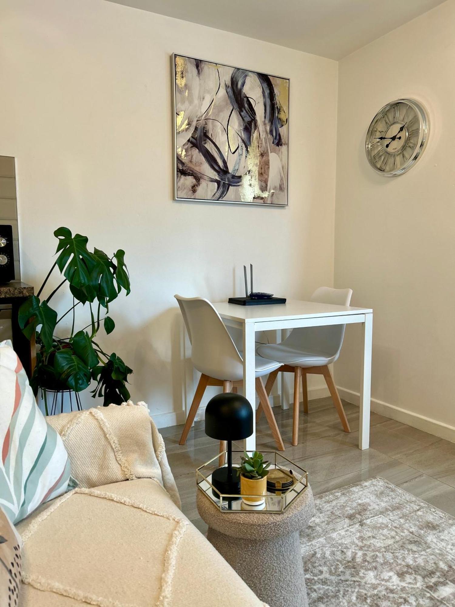 Modern 2 Bed Apartment With Free Parking And Netflix Dawley 外观 照片