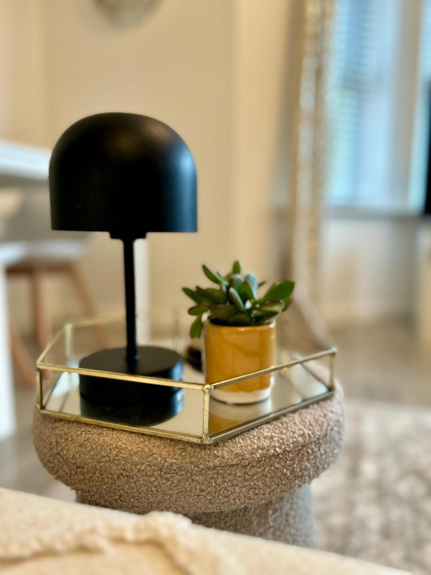 Modern 2 Bed Apartment With Free Parking And Netflix Dawley 外观 照片