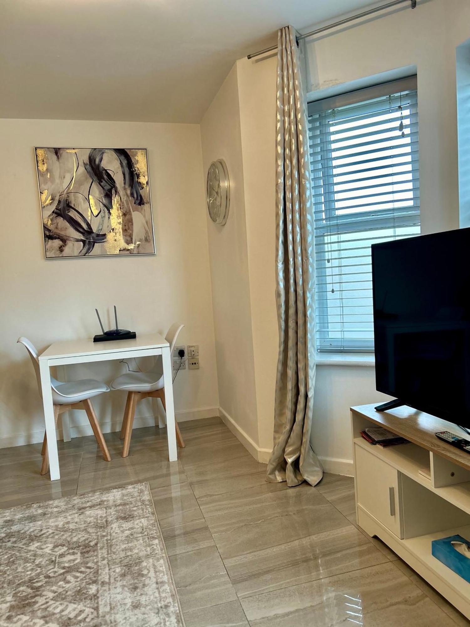 Modern 2 Bed Apartment With Free Parking And Netflix Dawley 外观 照片