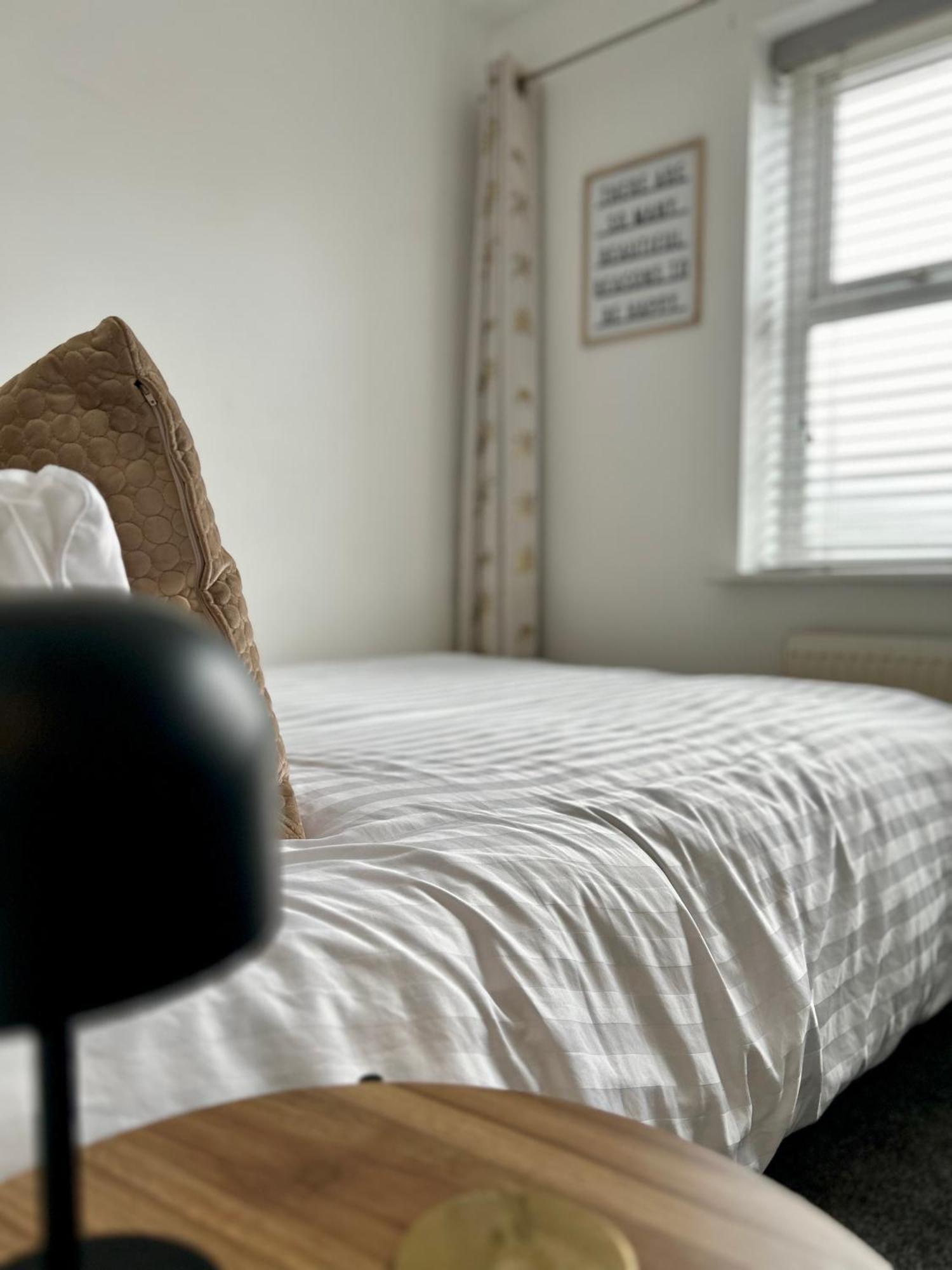 Modern 2 Bed Apartment With Free Parking And Netflix Dawley 外观 照片