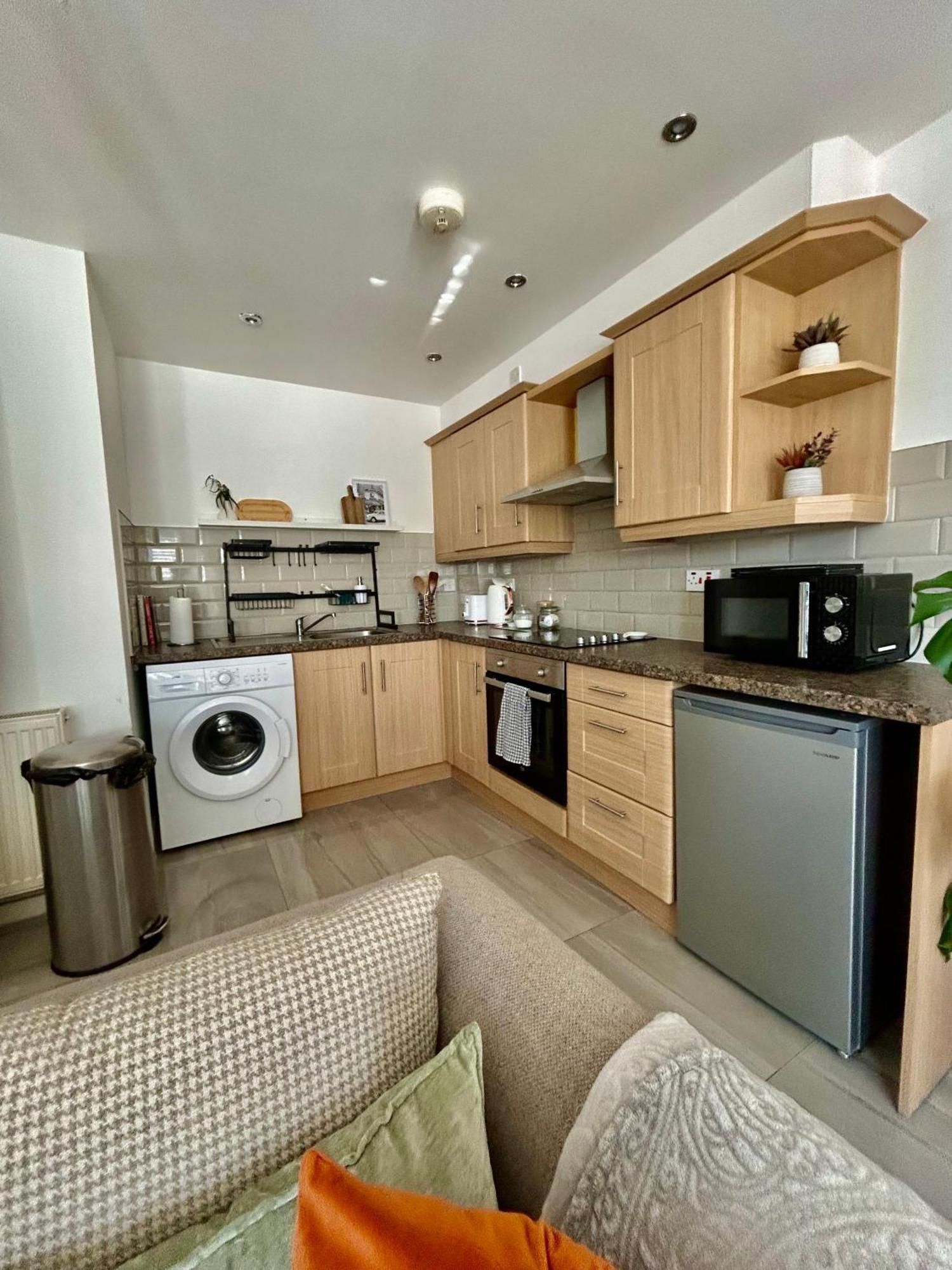 Modern 2 Bed Apartment With Free Parking And Netflix Dawley 外观 照片