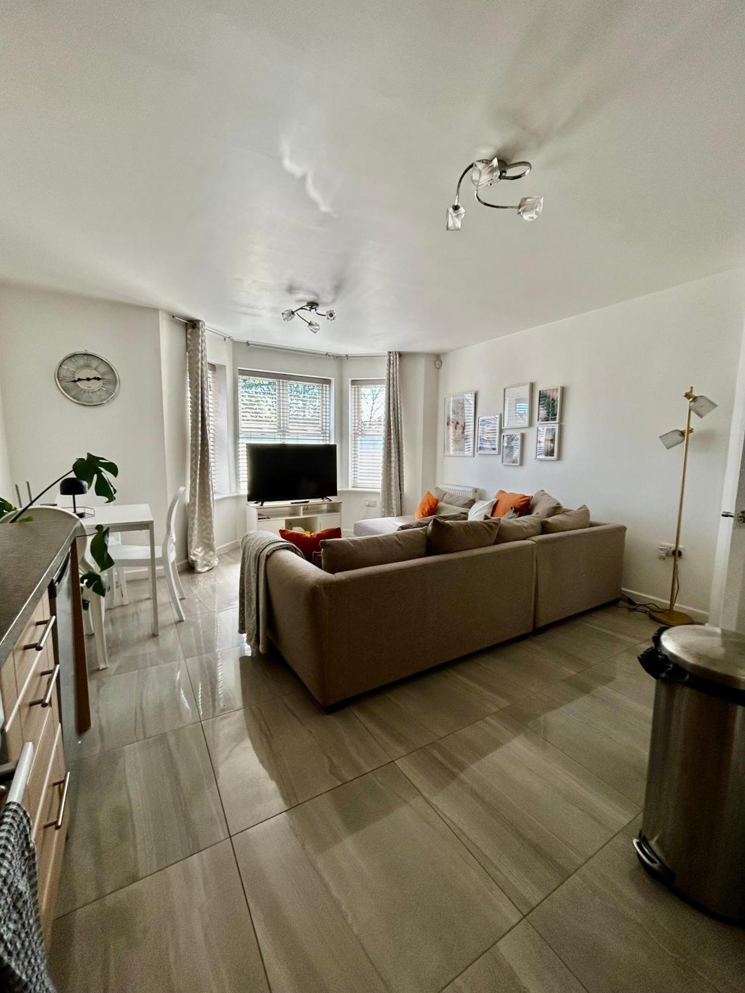 Modern 2 Bed Apartment With Free Parking And Netflix Dawley 外观 照片
