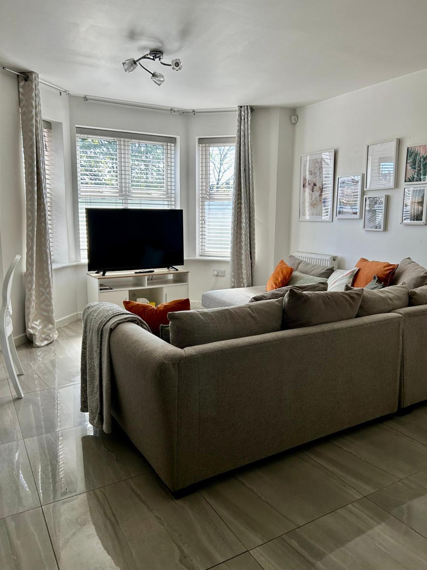 Modern 2 Bed Apartment With Free Parking And Netflix Dawley 外观 照片